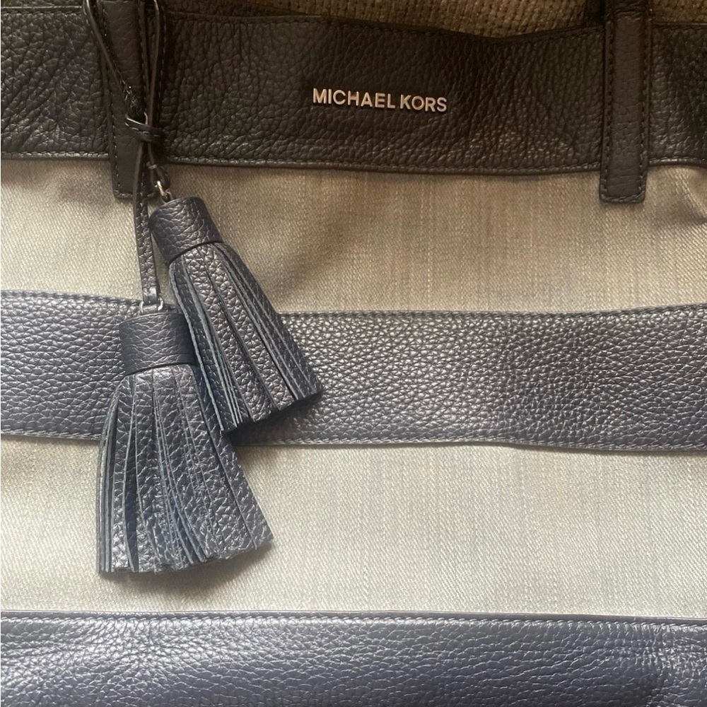 Michael Kors blue and jeans shoulder bag. - Picture 2 of 8
